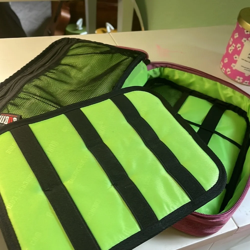 NWOT Be Unique Be Myself‎ Electronic Organizer/Travel Gadget Bag